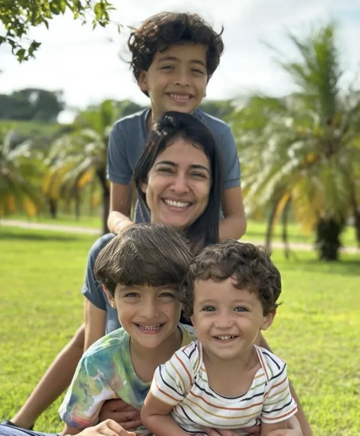 Karla Mendonça com seus filhos
